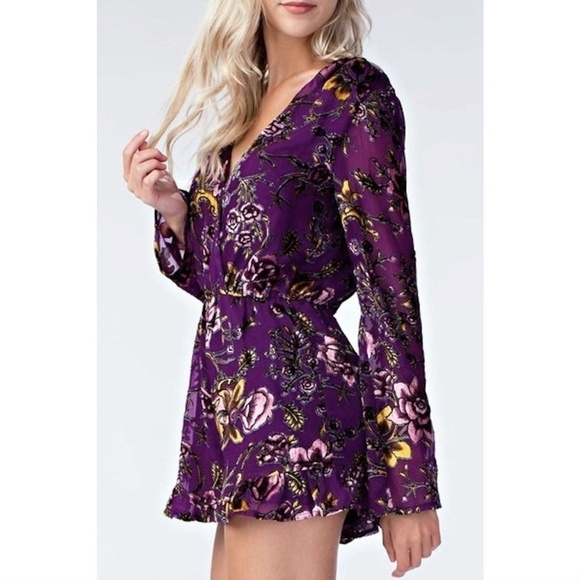 💕HONEY PUNCH💕 Embroidered Velvet Floral Romper - Picture 1 of 8